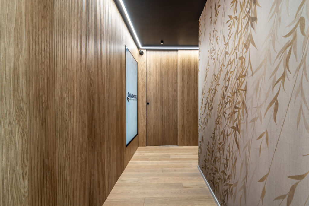 Ingresso con arredi e illuminazione coordinati