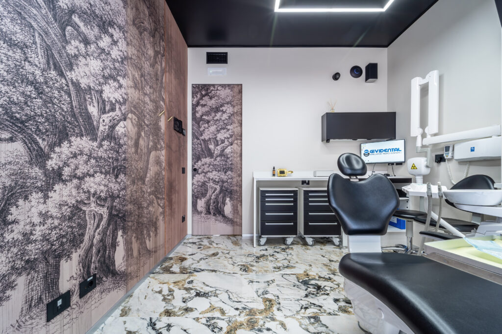 Sala Onice con albero della vita e arredi scuri