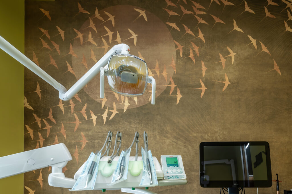 Sala Ambra con tonalità calde e finiture naturali
