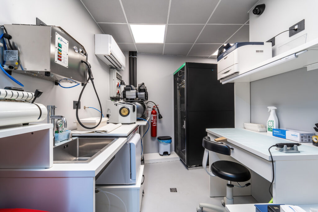 Area dedicata al trattamento e alla sterilizzazione degli strumenti