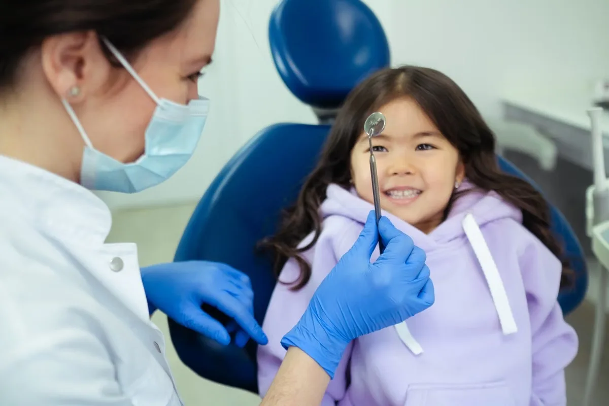 Bambina durante un controllo dentistico