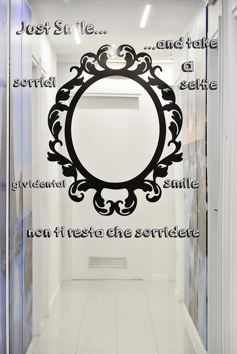Specchio decorativo nel corridoio interno della sede di Via Carlo Meda